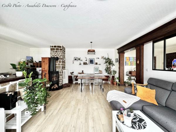 Maison individuelle de ville à CEBAZAT (63) avec garages, cour, jardin, dépendances et T2 indépendant.