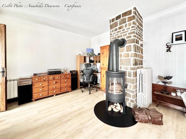 Maison individuelle de ville à CEBAZAT (63) avec garages, cour, jardin, dépendances et T2 indépendant.