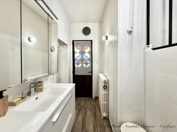 Maison individuelle de ville à CEBAZAT (63) avec garages, cour, jardin, dépendances et T2 indépendant.