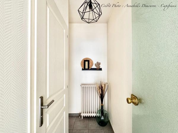 Maison individuelle de ville à CEBAZAT (63) avec garages, cour, jardin, dépendances et T2 indépendant.