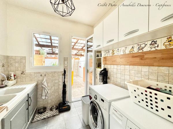 Maison individuelle de ville à CEBAZAT (63) avec garages, cour, jardin, dépendances et T2 indépendant.