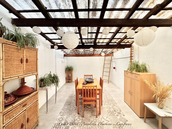 Maison individuelle de ville à CEBAZAT (63) avec garages, cour, jardin, dépendances et T2 indépendant.