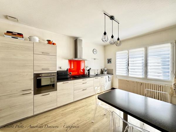 Maison individuelle de ville à CEBAZAT (63) avec garages, cour, jardin, dépendances et T2 indépendant.