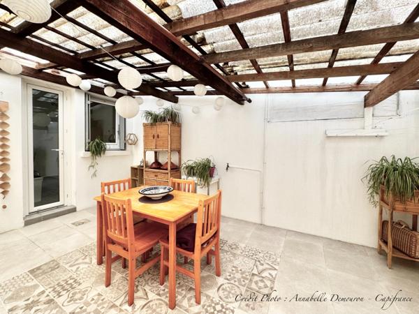 Maison individuelle de ville à CEBAZAT (63) avec garages, cour, jardin, dépendances et T2 indépendant.