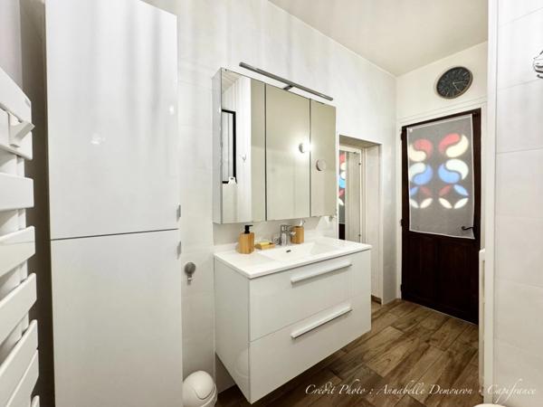 Maison individuelle de ville à CEBAZAT (63) avec garages, cour, jardin, dépendances et T2 indépendant.