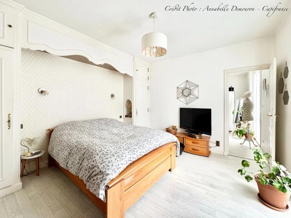 Maison individuelle de ville à CEBAZAT (63) avec garages, cour, jardin, dépendances et T2 indépendant.