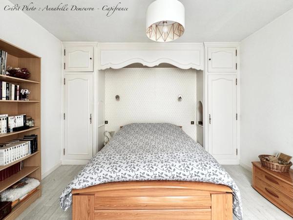 Maison individuelle de ville à CEBAZAT (63) avec garages, cour, jardin, dépendances et T2 indépendant.