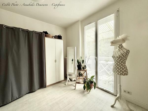 Maison individuelle de ville à CEBAZAT (63) avec garages, cour, jardin, dépendances et T2 indépendant.