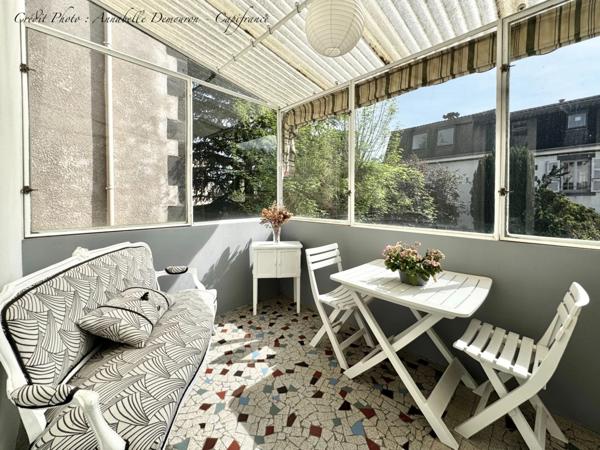 Maison individuelle de ville à CEBAZAT (63) avec garages, cour, jardin, dépendances et T2 indépendant.