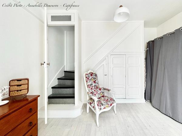 Maison individuelle de ville à CEBAZAT (63) avec garages, cour, jardin, dépendances et T2 indépendant.