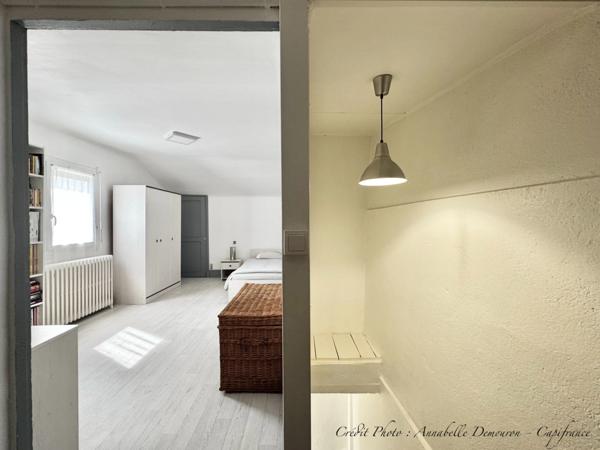 Maison individuelle de ville à CEBAZAT (63) avec garages, cour, jardin, dépendances et T2 indépendant.