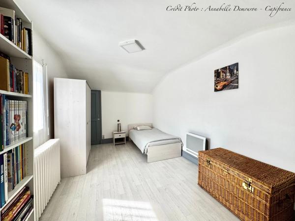 Maison individuelle de ville à CEBAZAT (63) avec garages, cour, jardin, dépendances et T2 indépendant.