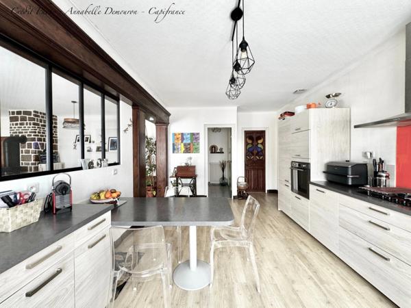 Maison individuelle de ville à CEBAZAT (63) avec garages, cour, jardin, dépendances et T2 indépendant.