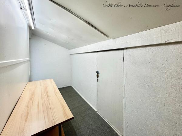 Maison individuelle de ville à CEBAZAT (63) avec garages, cour, jardin, dépendances et T2 indépendant.