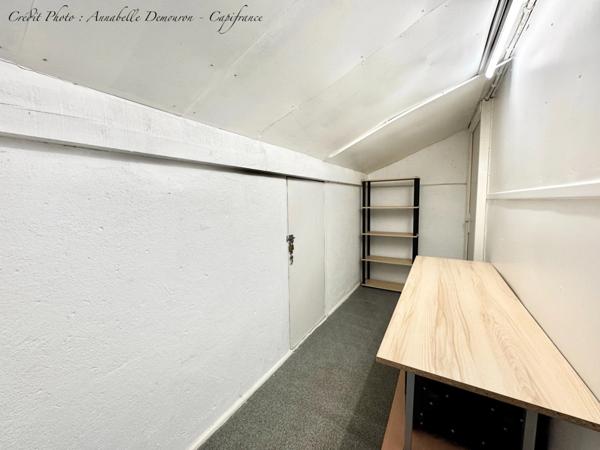 Maison individuelle de ville à CEBAZAT (63) avec garages, cour, jardin, dépendances et T2 indépendant.