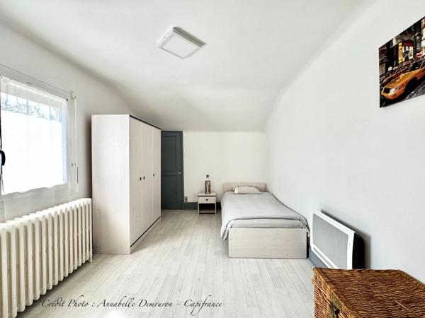 Maison individuelle de ville à CEBAZAT (63) avec garages, cour, jardin, dépendances et T2 indépendant.