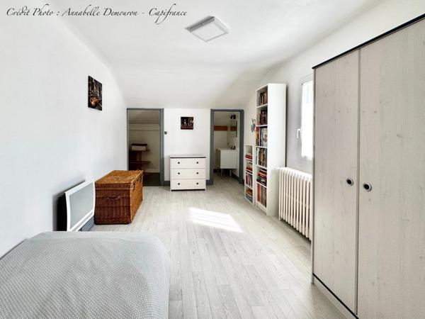 Maison individuelle de ville à CEBAZAT (63) avec garages, cour, jardin, dépendances et T2 indépendant.