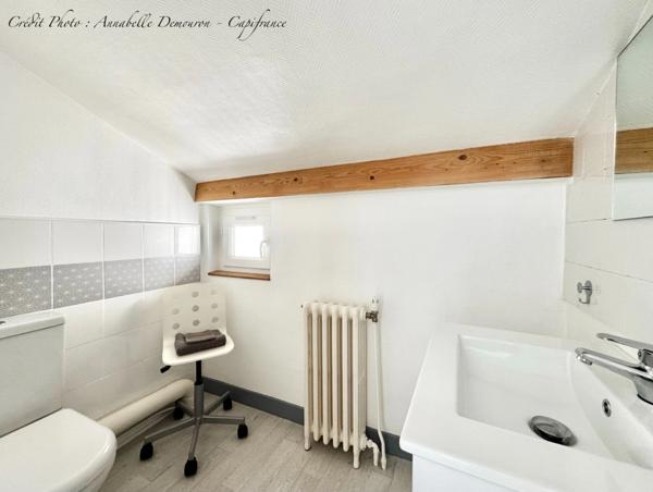 Maison individuelle de ville à CEBAZAT (63) avec garages, cour, jardin, dépendances et T2 indépendant.