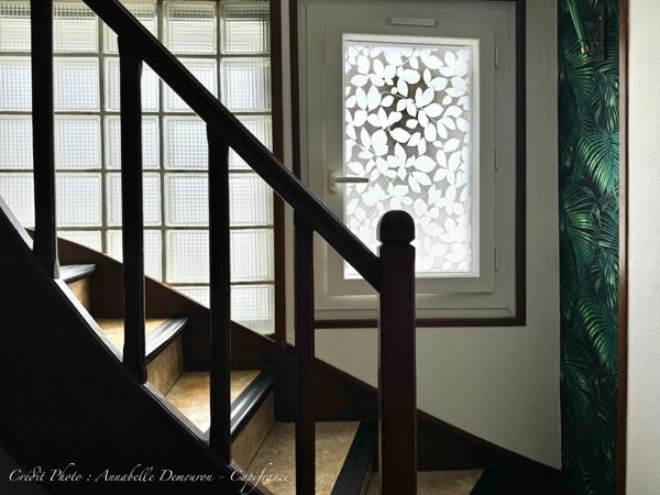 Maison individuelle de ville à CEBAZAT (63) avec garages, cour, jardin, dépendances et T2 indépendant.