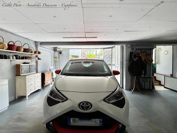 Maison individuelle de ville à CEBAZAT (63) avec garages, cour, jardin, dépendances et T2 indépendant.