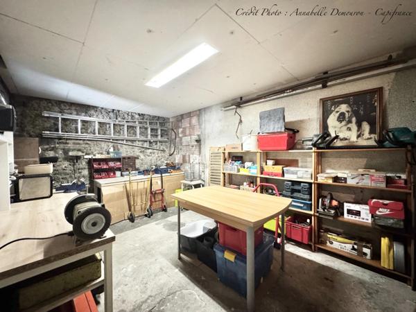 Maison individuelle de ville à CEBAZAT (63) avec garages, cour, jardin, dépendances et T2 indépendant.