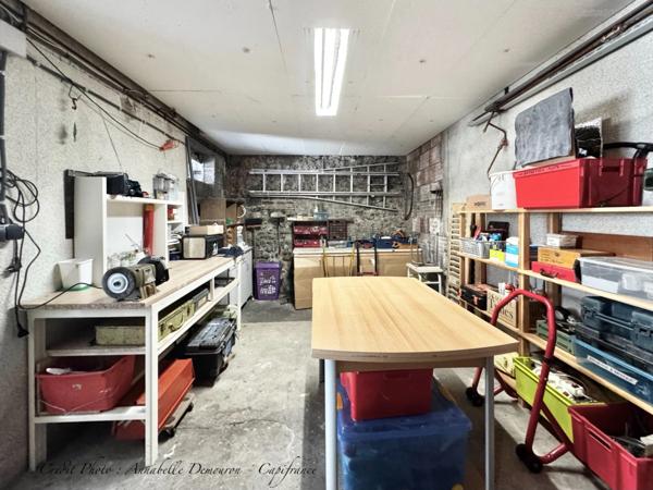 Maison individuelle de ville à CEBAZAT (63) avec garages, cour, jardin, dépendances et T2 indépendant.