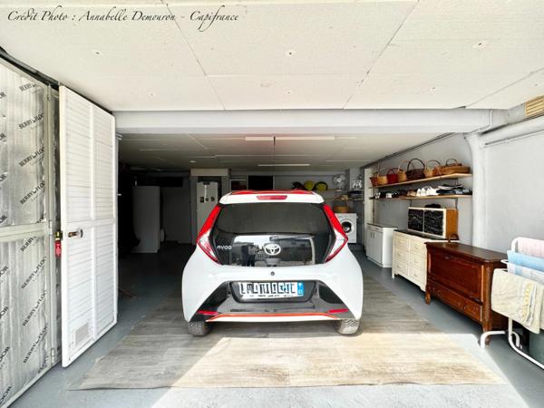 Maison individuelle de ville à CEBAZAT (63) avec garages, cour, jardin, dépendances et T2 indépendant.