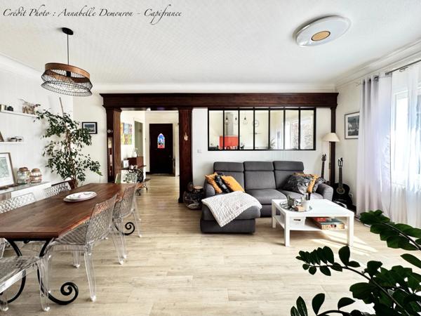 Maison individuelle de ville à CEBAZAT (63) avec garages, cour, jardin, dépendances et T2 indépendant.