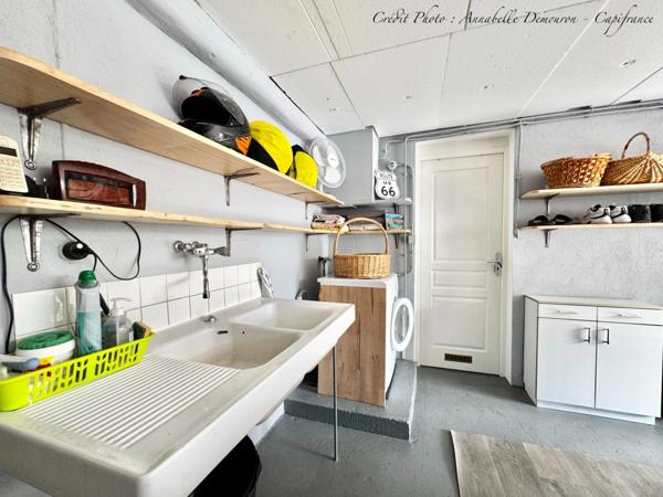 Maison individuelle de ville à CEBAZAT (63) avec garages, cour, jardin, dépendances et T2 indépendant.