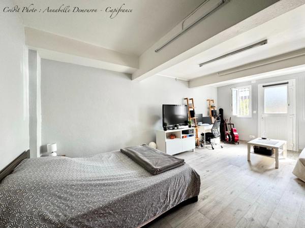 Maison individuelle de ville à CEBAZAT (63) avec garages, cour, jardin, dépendances et T2 indépendant.