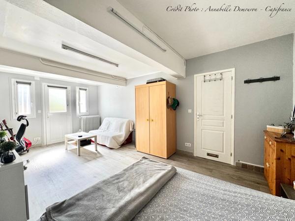 Maison individuelle de ville à CEBAZAT (63) avec garages, cour, jardin, dépendances et T2 indépendant.