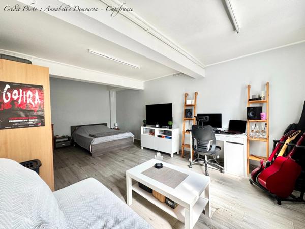 Maison individuelle de ville à CEBAZAT (63) avec garages, cour, jardin, dépendances et T2 indépendant.