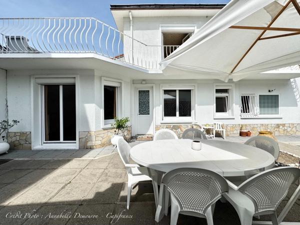 Maison individuelle de ville à CEBAZAT (63) avec garages, cour, jardin, dépendances et T2 indépendant.