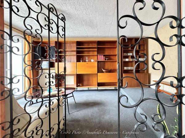 Maison individuelle de ville à CEBAZAT (63) avec garages, cour, jardin, dépendances et T2 indépendant.