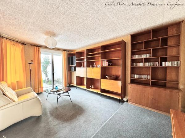 Maison individuelle de ville à CEBAZAT (63) avec garages, cour, jardin, dépendances et T2 indépendant.