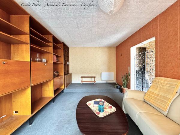 Maison individuelle de ville à CEBAZAT (63) avec garages, cour, jardin, dépendances et T2 indépendant.