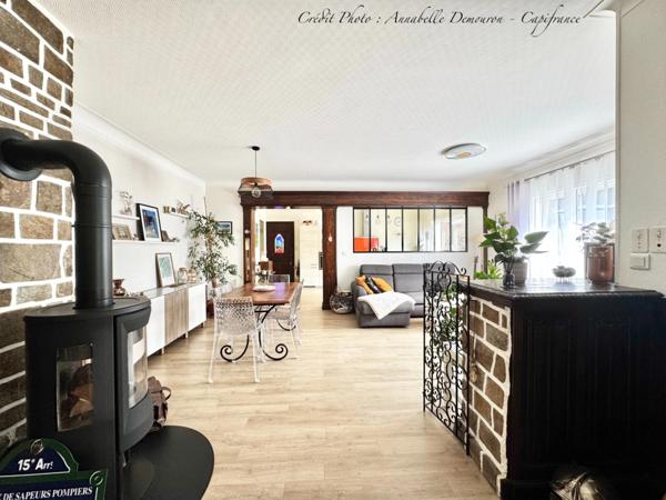 Maison individuelle de ville à CEBAZAT (63) avec garages, cour, jardin, dépendances et T2 indépendant.