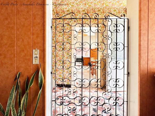 Maison individuelle de ville à CEBAZAT (63) avec garages, cour, jardin, dépendances et T2 indépendant.