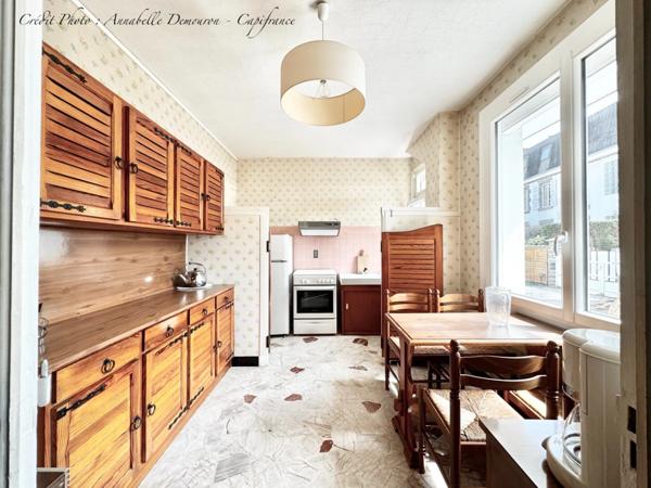 Maison individuelle de ville à CEBAZAT (63) avec garages, cour, jardin, dépendances et T2 indépendant.