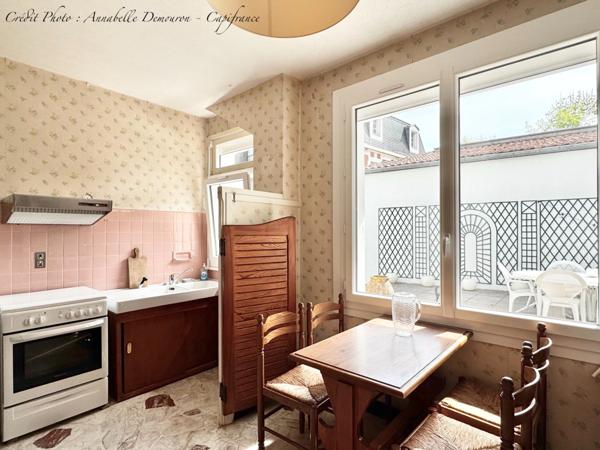 Maison individuelle de ville à CEBAZAT (63) avec garages, cour, jardin, dépendances et T2 indépendant.