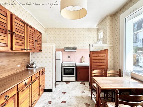 Maison individuelle de ville à CEBAZAT (63) avec garages, cour, jardin, dépendances et T2 indépendant.