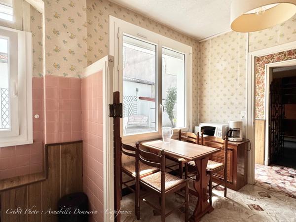 Maison individuelle de ville à CEBAZAT (63) avec garages, cour, jardin, dépendances et T2 indépendant.