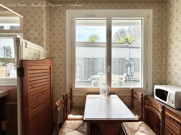 Maison individuelle de ville à CEBAZAT (63) avec garages, cour, jardin, dépendances et T2 indépendant.