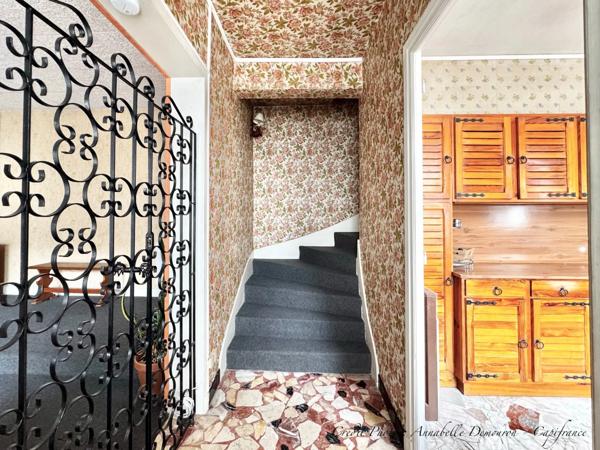 Maison individuelle de ville à CEBAZAT (63) avec garages, cour, jardin, dépendances et T2 indépendant.