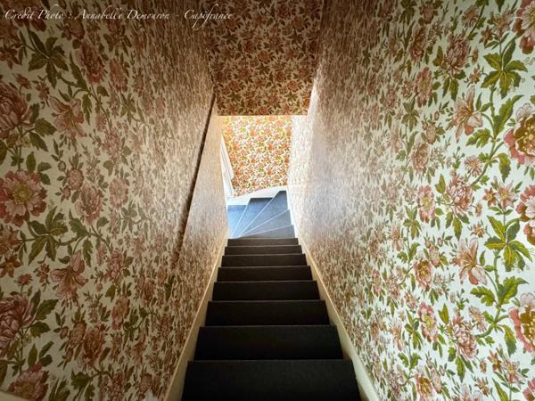 Maison individuelle de ville à CEBAZAT (63) avec garages, cour, jardin, dépendances et T2 indépendant.