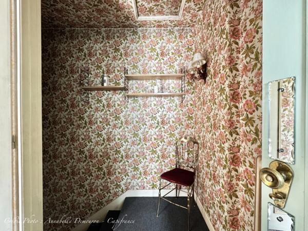 Maison individuelle de ville à CEBAZAT (63) avec garages, cour, jardin, dépendances et T2 indépendant.