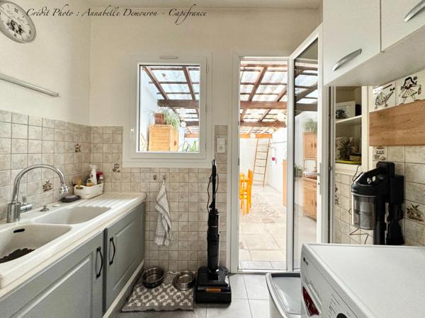 Maison individuelle de ville à CEBAZAT (63) avec garages, cour, jardin, dépendances et T2 indépendant.