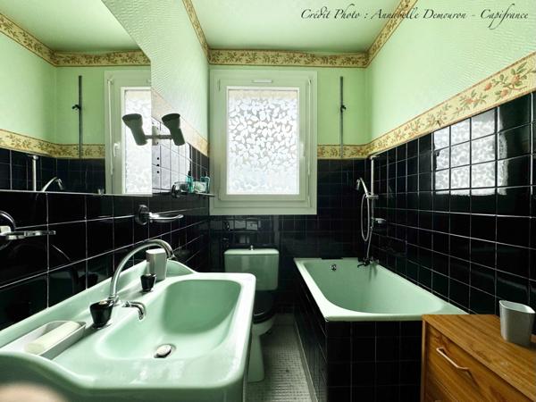 Maison individuelle de ville à CEBAZAT (63) avec garages, cour, jardin, dépendances et T2 indépendant.