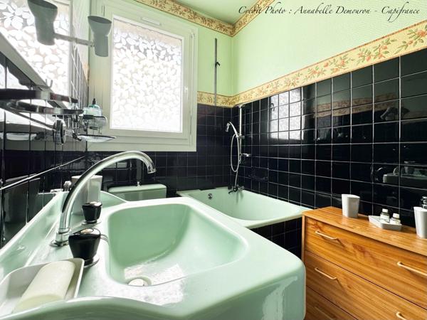 Maison individuelle de ville à CEBAZAT (63) avec garages, cour, jardin, dépendances et T2 indépendant.