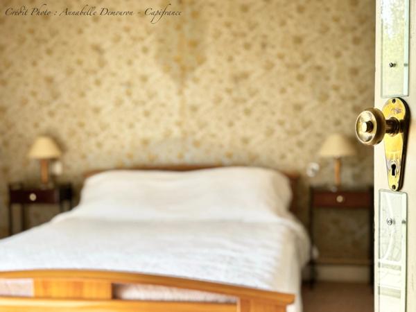 Maison individuelle de ville à CEBAZAT (63) avec garages, cour, jardin, dépendances et T2 indépendant.